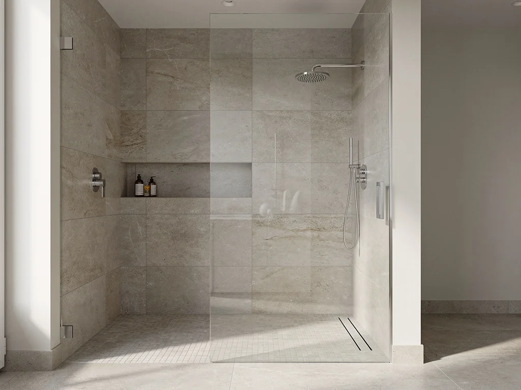 Douche à l'italienne carrelée avec sol antidérapant et large paroi vitrée